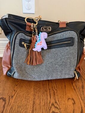 Itzy Ritzy boss tote diaper bag